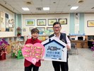 主任致贈民眾金莎巧克力，宣導人籍合一