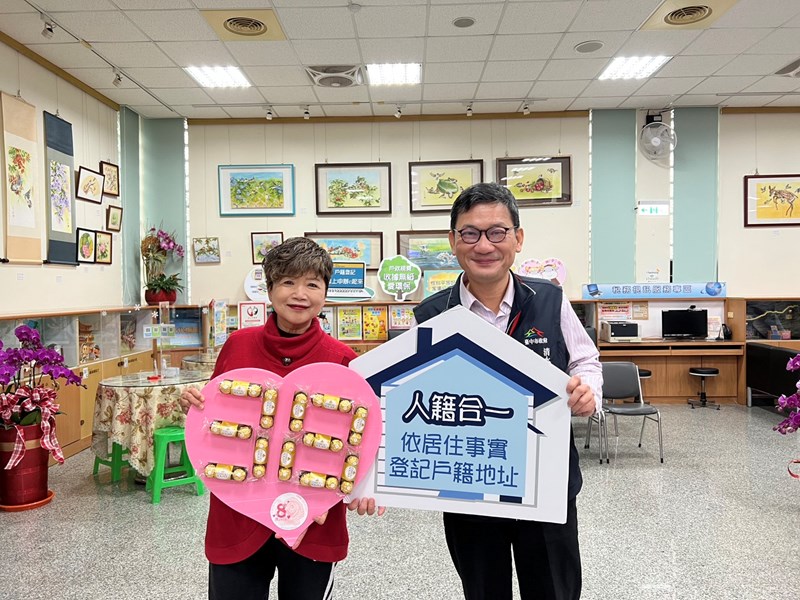 主任致贈民眾金莎巧克力，宣導人籍合一