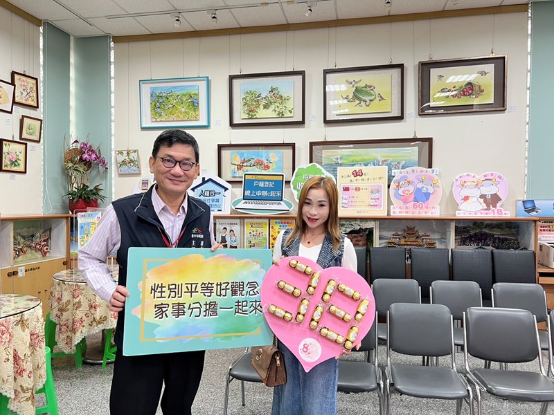 主任致贈民眾金莎巧克力，宣導性別平等、家事分工