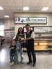 顏主任贈送民眾母親節茄芷袋零錢包宣導品