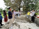 在導覽老師帶領下探索歷史