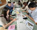 利用樹皮布進行明信片拼貼