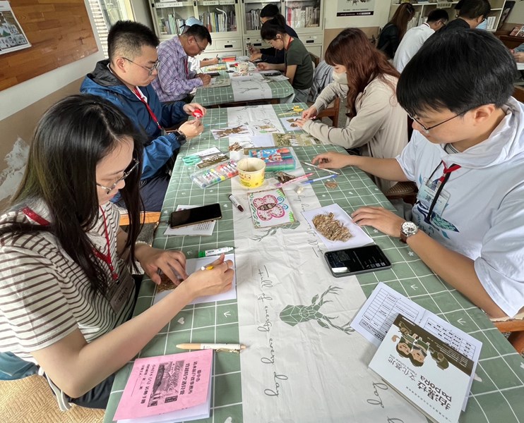利用樹皮布進行明信片拼貼