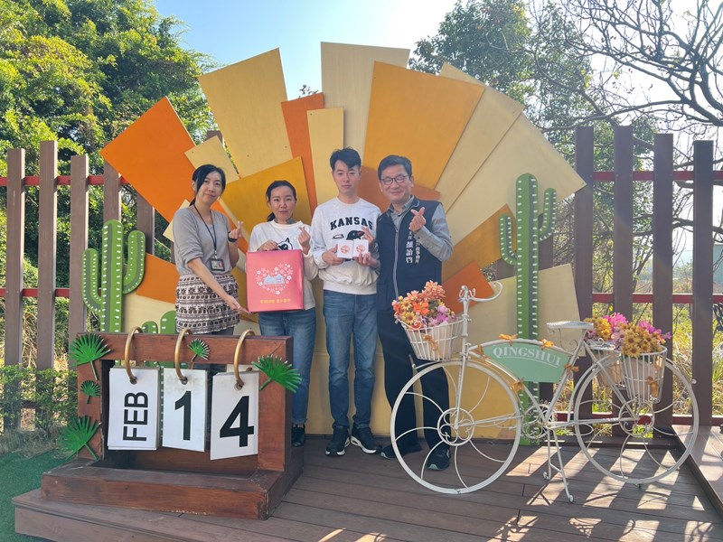 顏主任致贈新人福袋及對杯