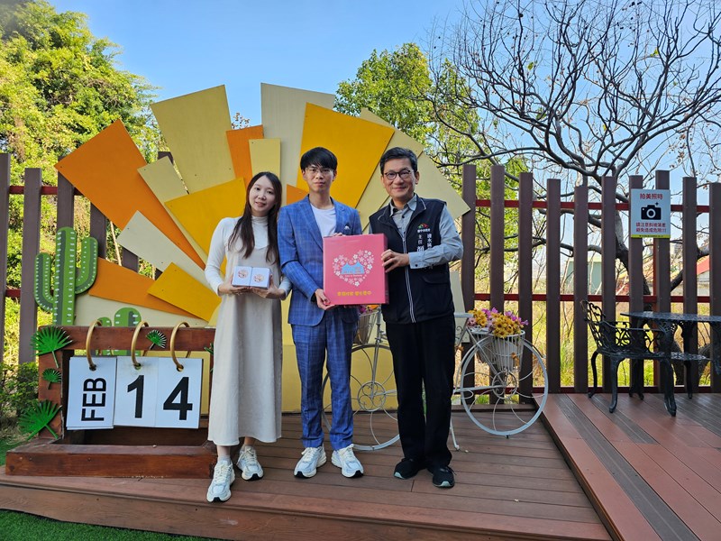 顏主任致贈新人福袋及對杯