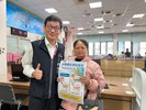 主任致贈民眾咖啡包，宣導出境遷出登記