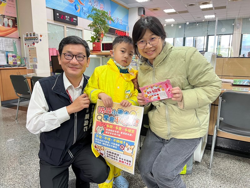 主任致贈民眾義美小泡芙，宣導防詐