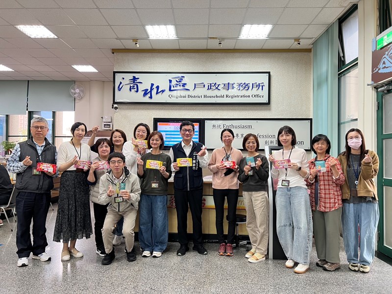 主任致贈同仁咖啡包及義美小泡芙