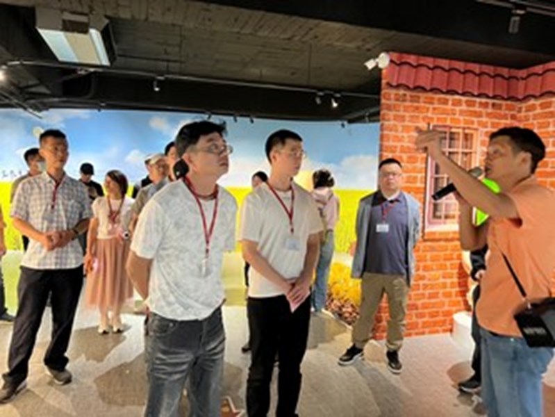 參加者跟隨導覽走進農會穀倉-在稻香與故事中展開心動旅程