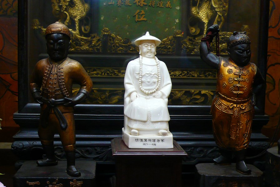 台北霞海城隍廟恭奉的廖添丁神像(右邊)