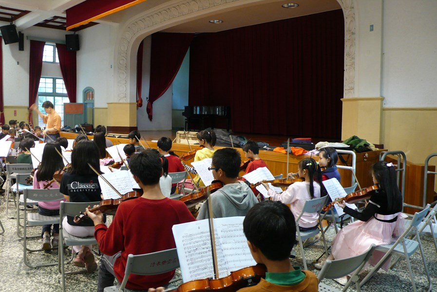 清水國小音樂班在舊講堂的團練