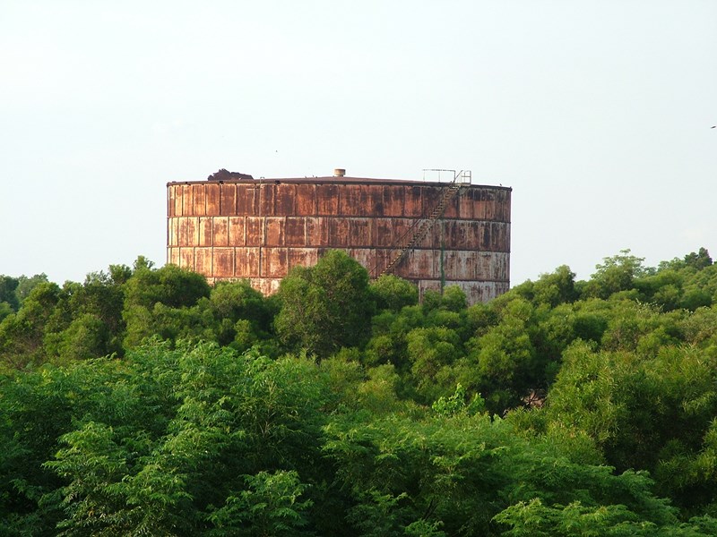 大楊油庫高16公尺、直徑28.4公尺，是一座巨大的鐵罐子
