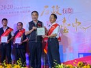 周主任接受黃副市長頒發臺中市戶政業務績效評鑑特優機關獎牌